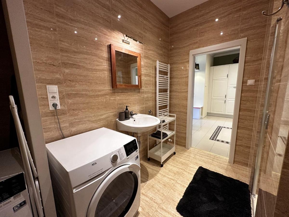 Gorkeho Apartment In City Centre Bratislava Exteriör bild